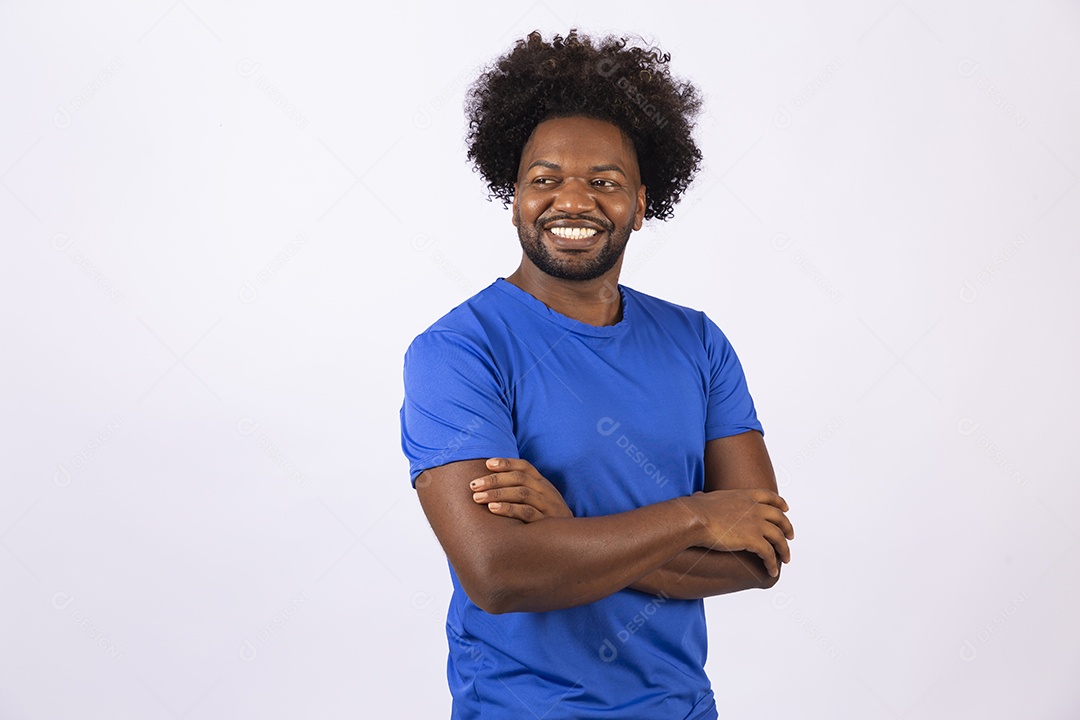 Homem negro sorridente com camiseta azul