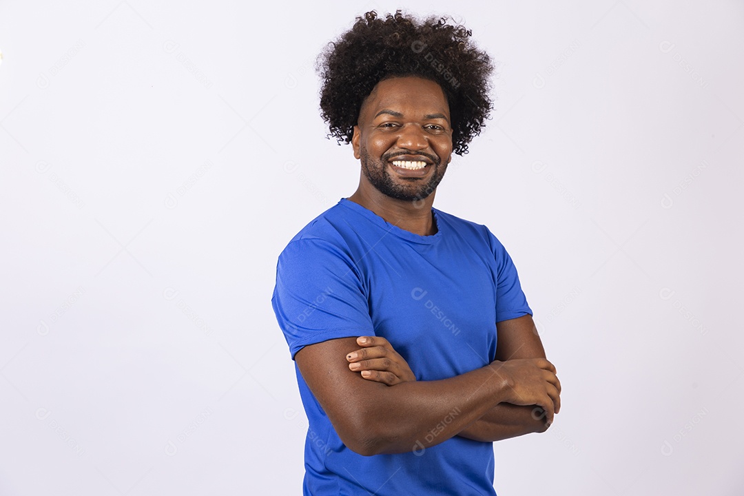 Homem negro sorridente com camiseta azul