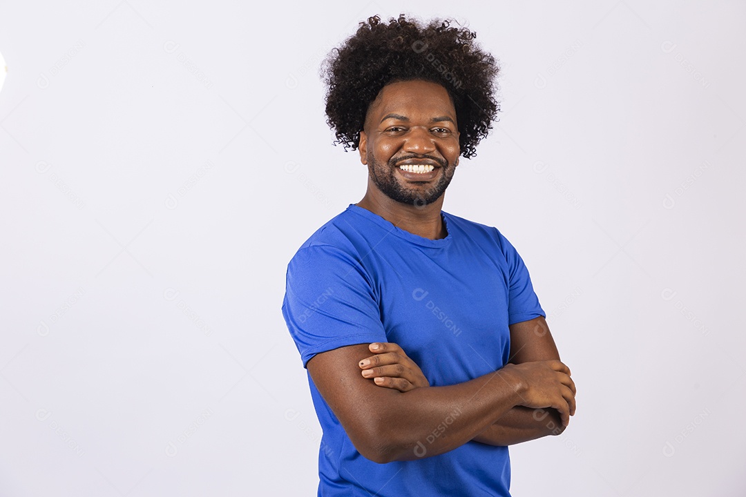 Homem negro sorridente com camiseta azul