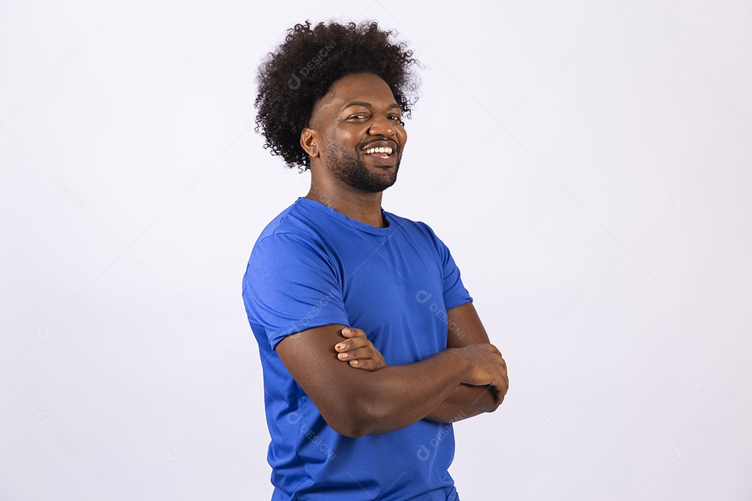 Homem negro sorridente com camiseta azul