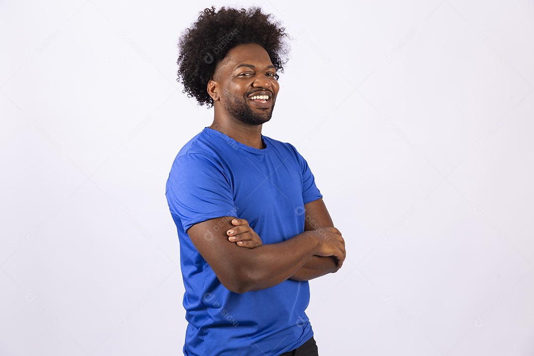 Homem negro sorridente com camiseta azul