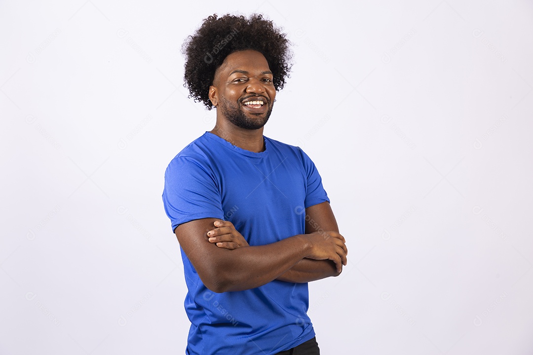 Homem negro sorridente com camiseta azul