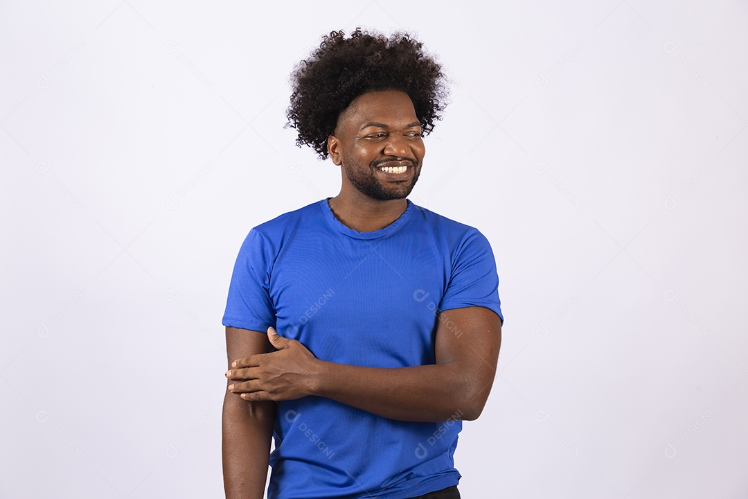 Homem negro sorridente com camiseta azul