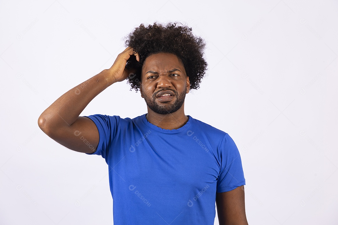 Homem negro sorridente com camiseta azul