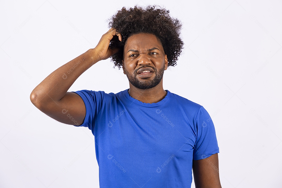 Homem negro sorridente com camiseta azul