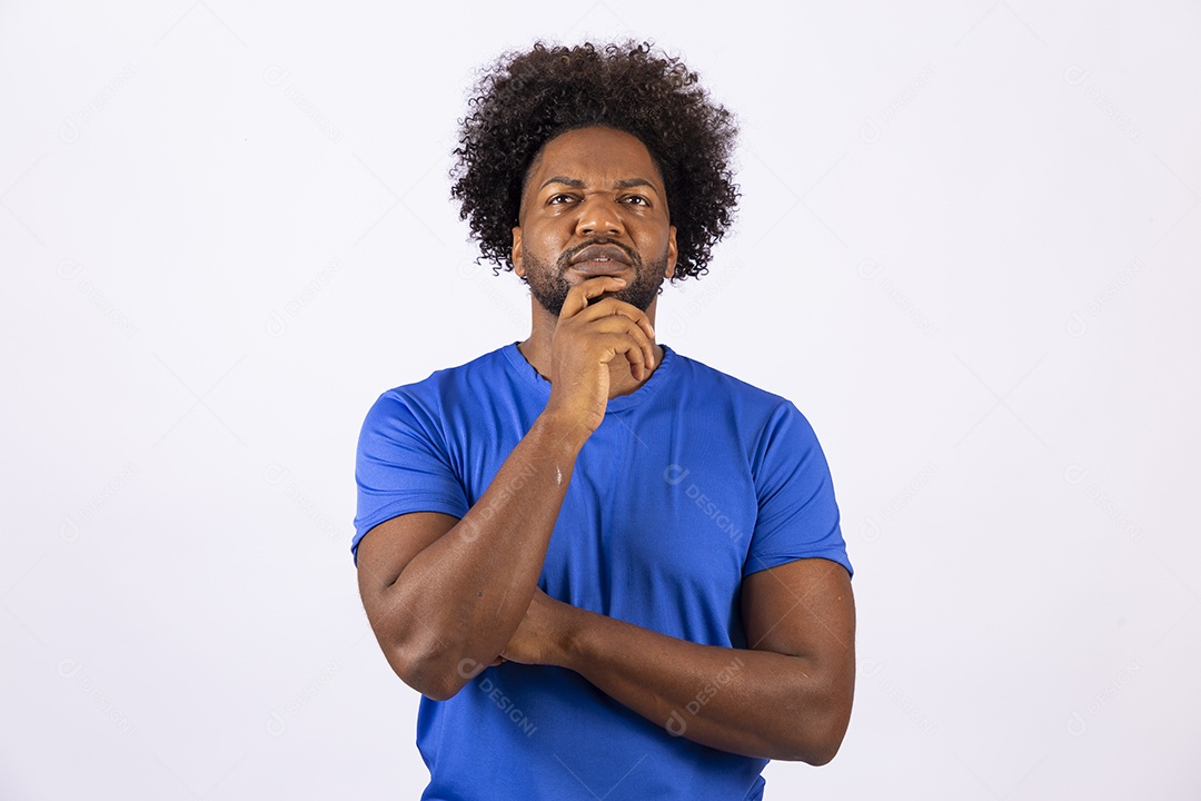 Homem negro sorridente com camiseta azul