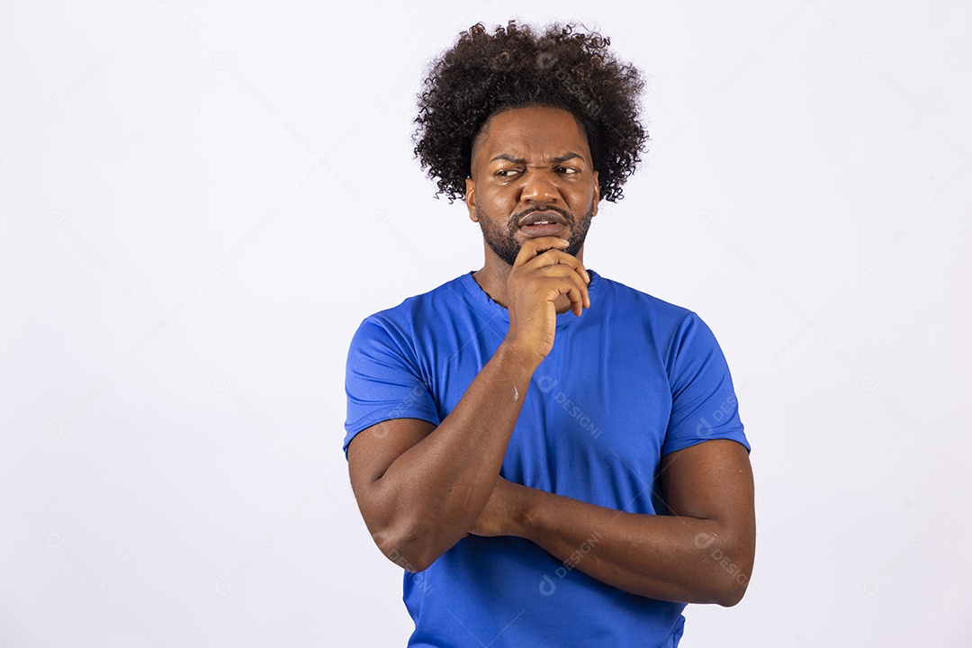 Homem negro sorridente com camiseta azul