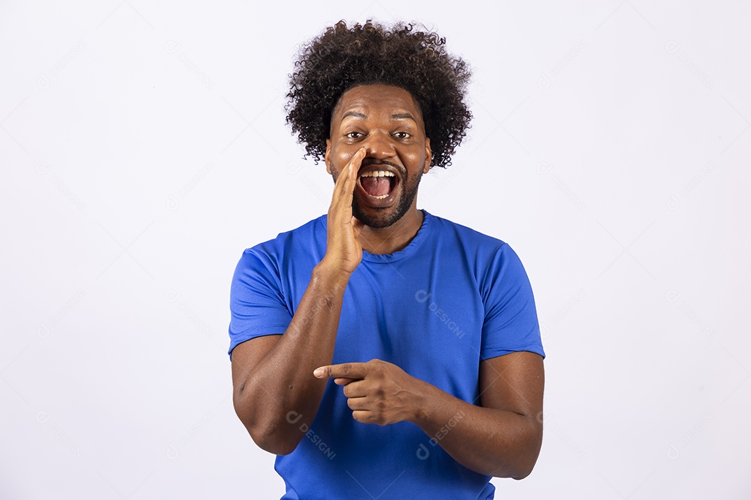 Homem negro sorridente com camiseta azul