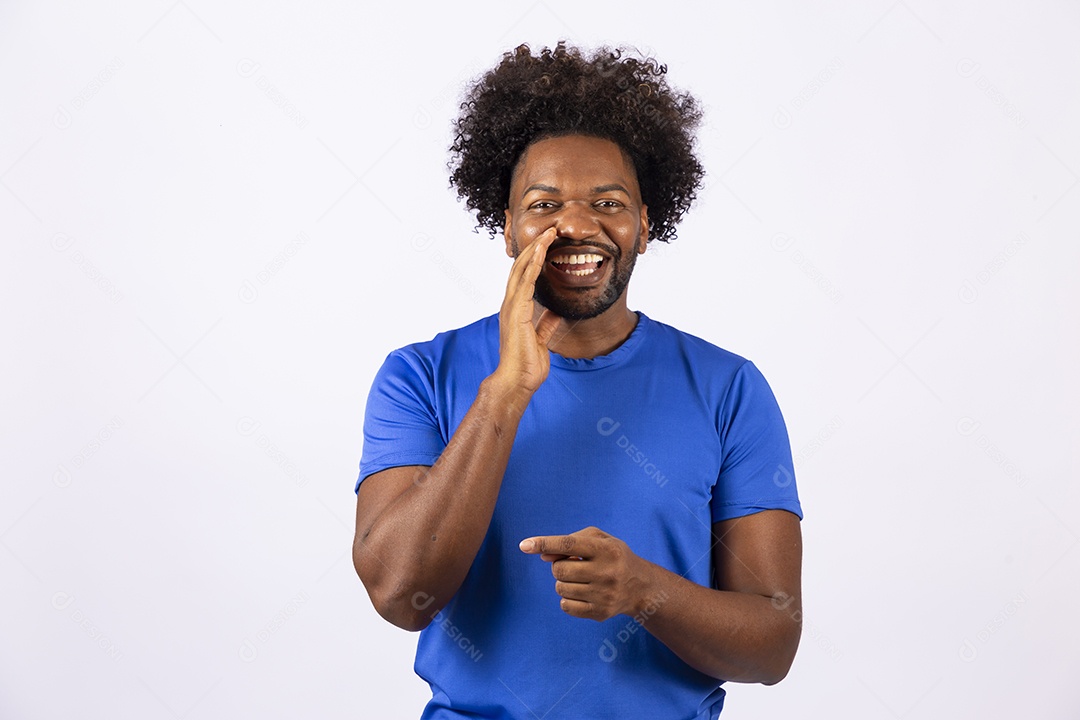 Homem negro sorridente com camiseta azul