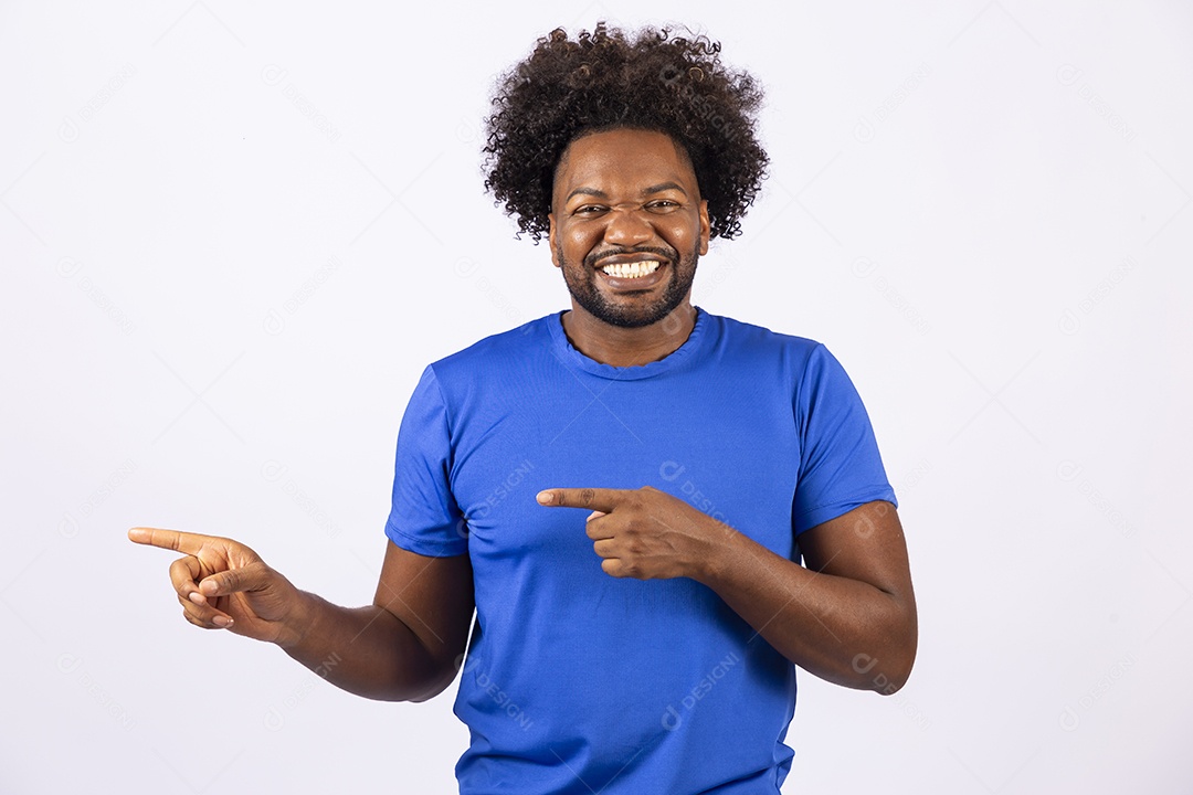 Homem negro sorridente com camiseta azul