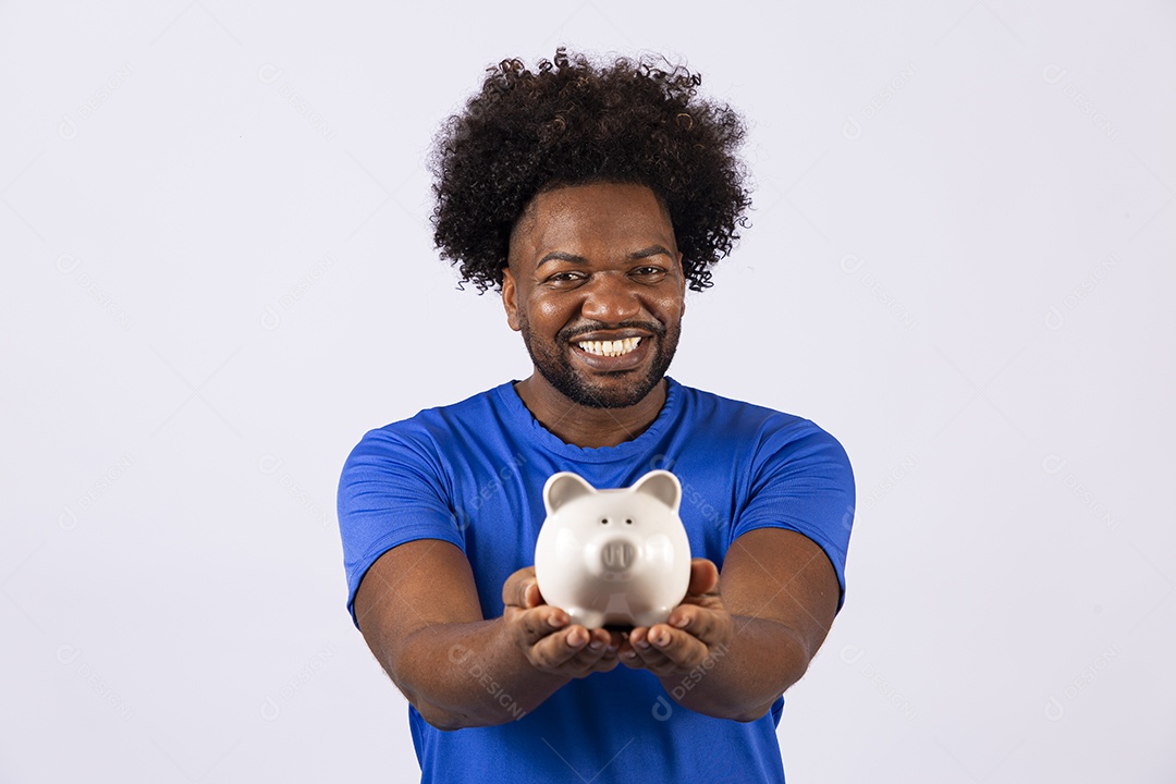 Homem negro sorridente com camiseta azul