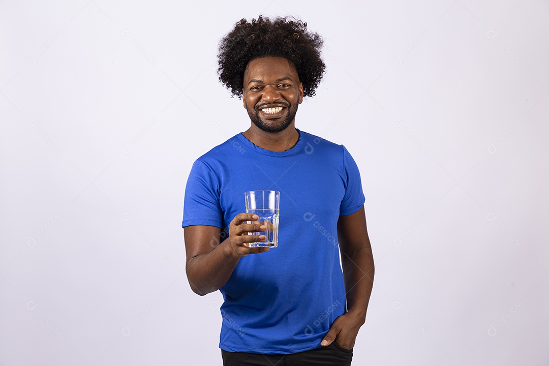 Homem negro sorridente com camiseta azul