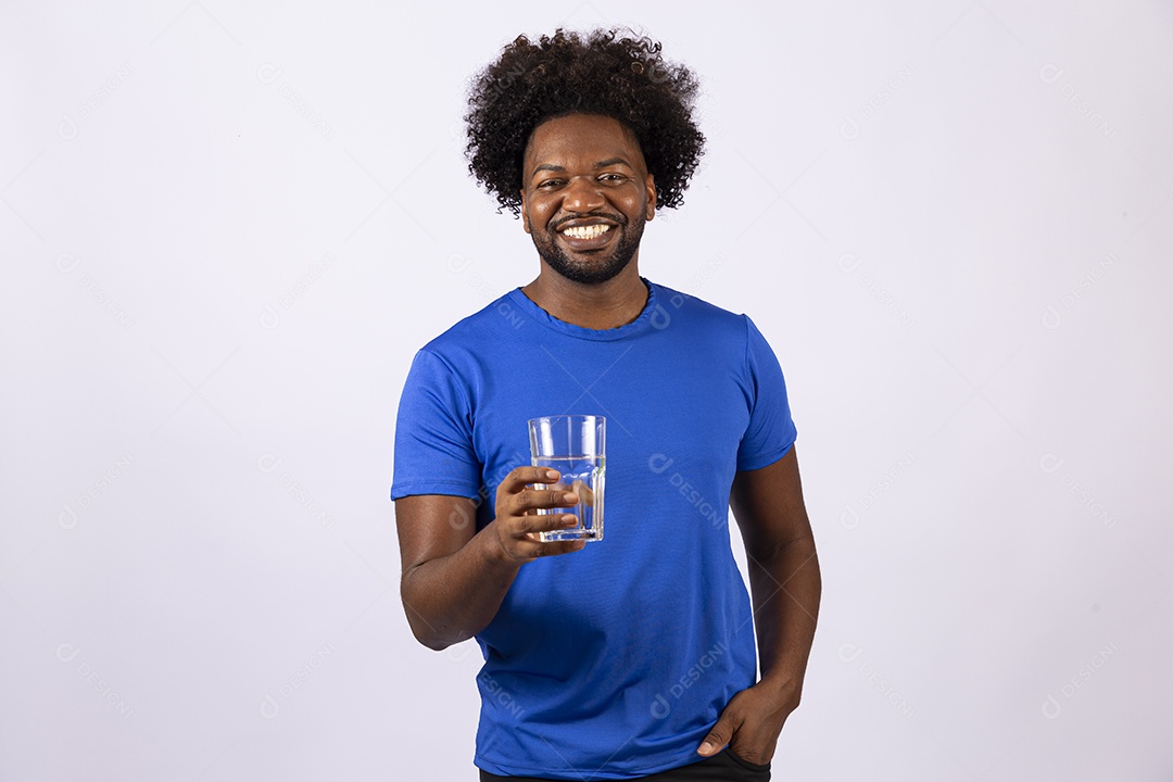 Homem negro sorridente com camiseta azul