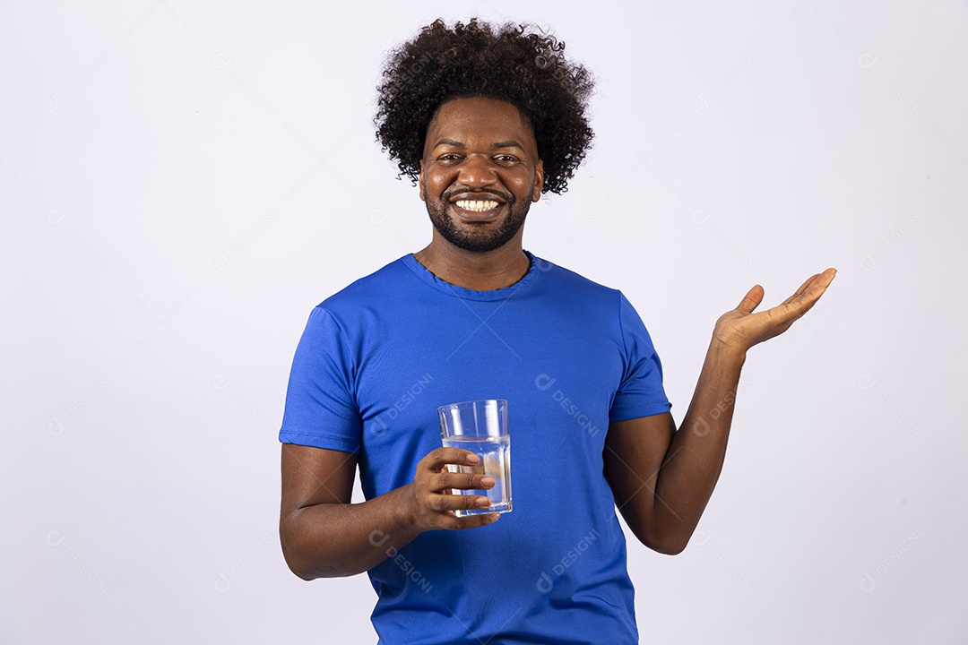 Homem negro sorridente com camiseta azul