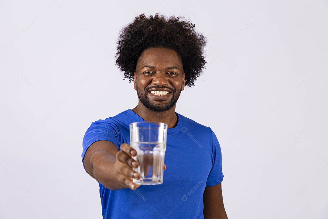 Homem negro sorridente com camiseta azul