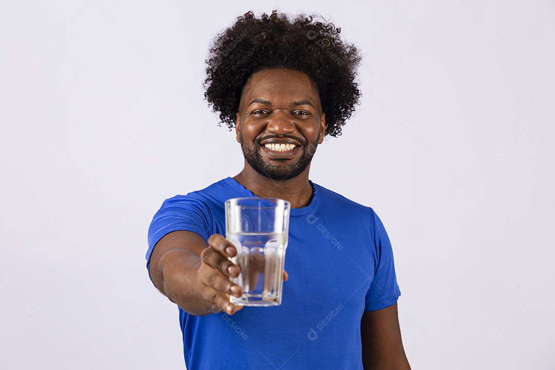 Homem negro sorridente com camiseta azul