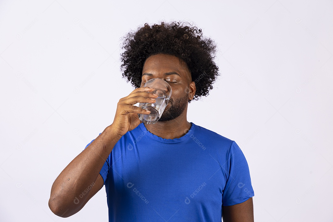Homem negro sorridente com camiseta azul