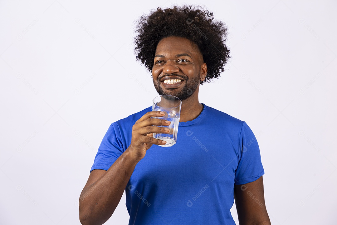 Homem negro sorridente com camiseta azul