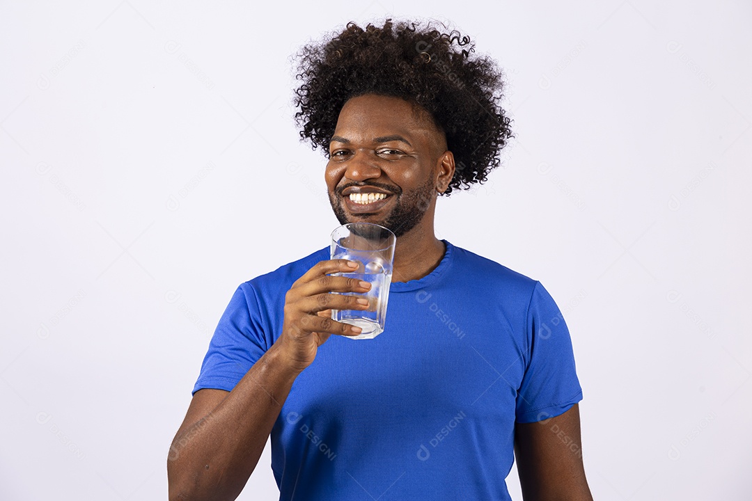 Homem negro sorridente com camiseta azul