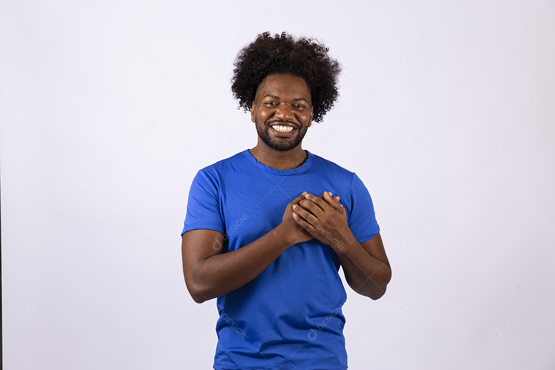 Homem negro sorridente com camiseta azul