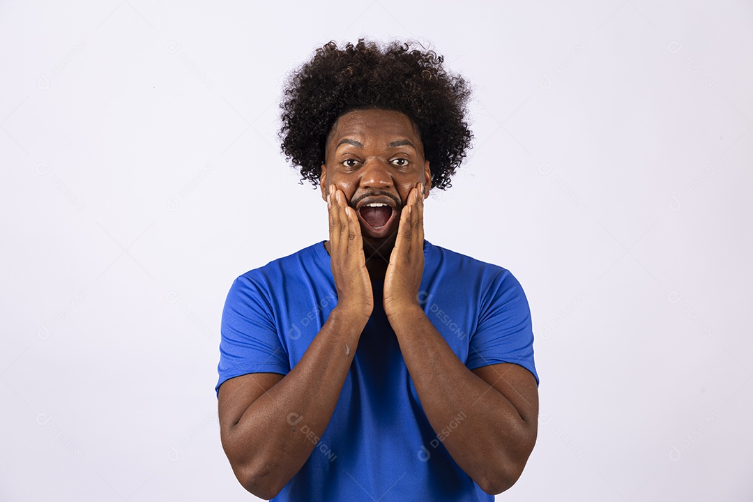 Homem negro sorridente com camiseta azul
