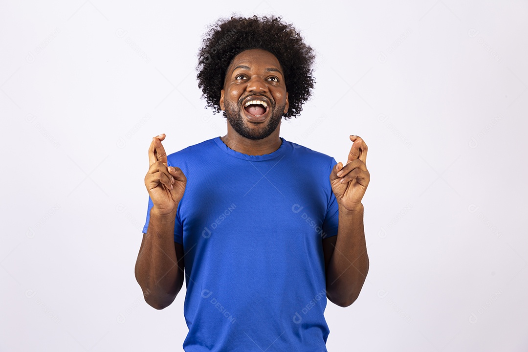 Homem negro sorridente com camiseta azul