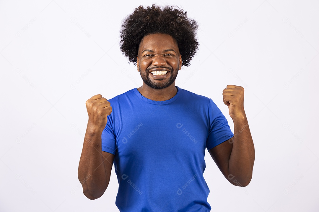 Homem negro sorridente com camiseta azul