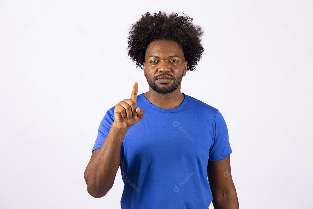 Homem negro sorridente com camiseta azul