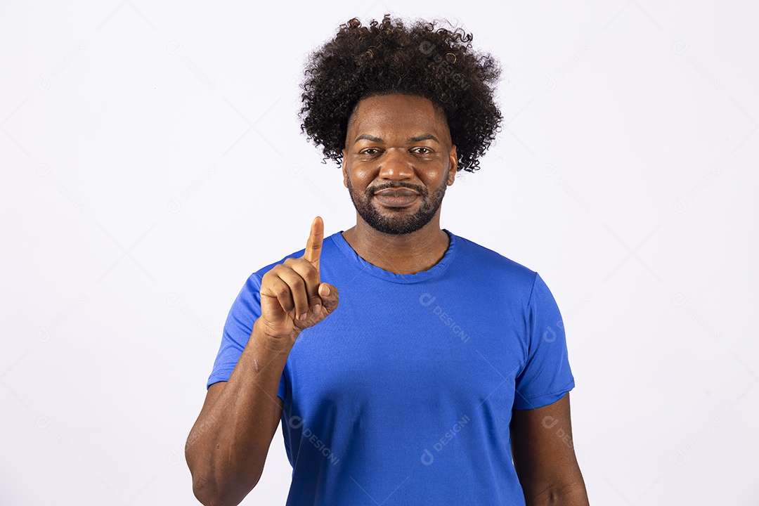 Homem negro sorridente com camiseta azul