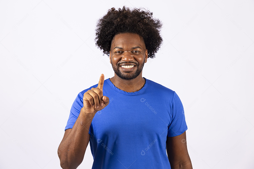 Homem negro sorridente com camiseta azul