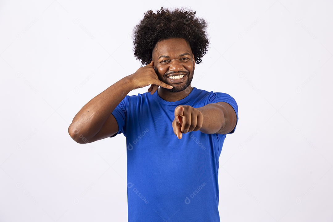 Homem negro sorridente com camiseta azul