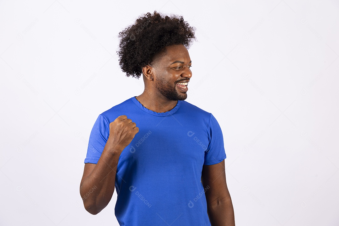 Homem negro sorridente com camiseta azul