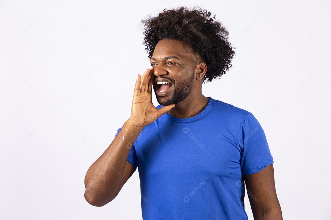 Homem negro sorridente com camiseta azul