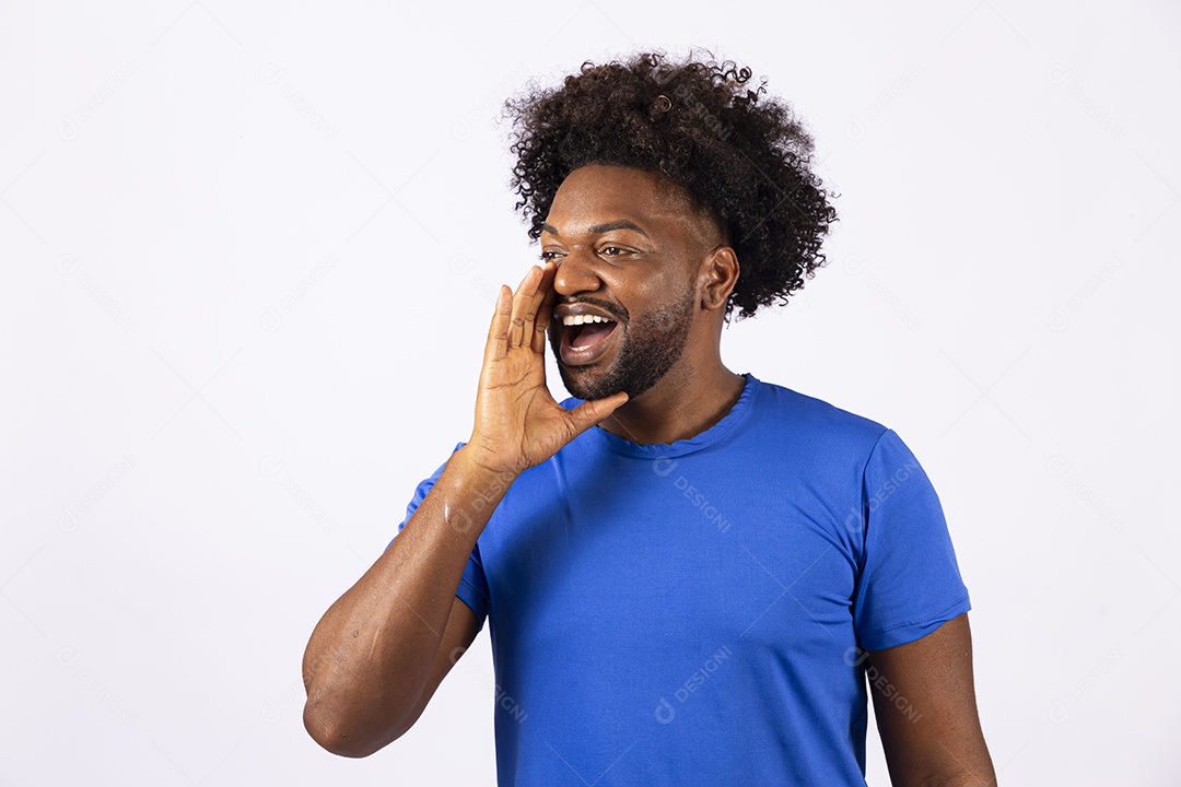 Homem negro sorridente com camiseta azul