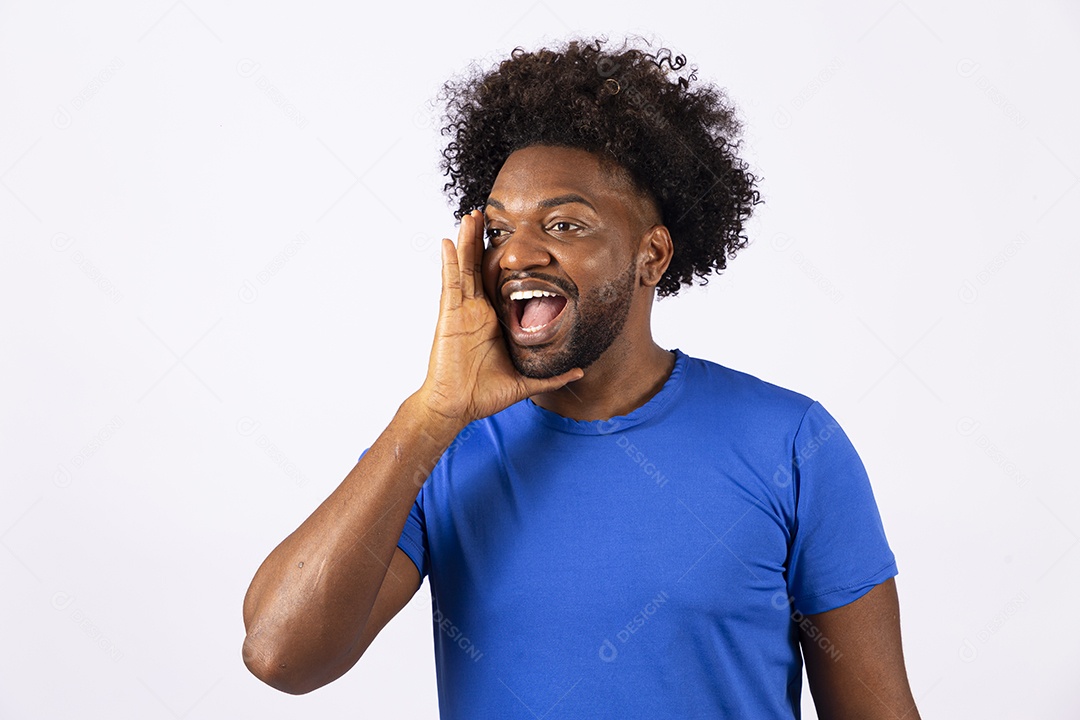 Homem negro sorridente com camiseta azul