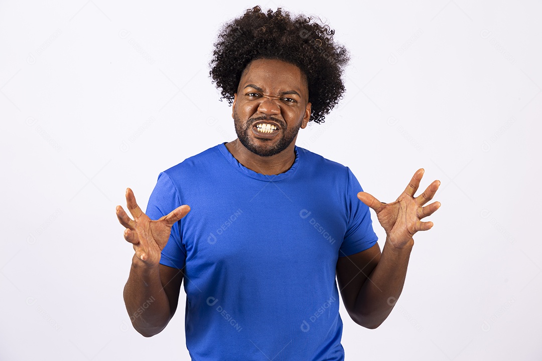 Homem negro sorridente com camiseta azul