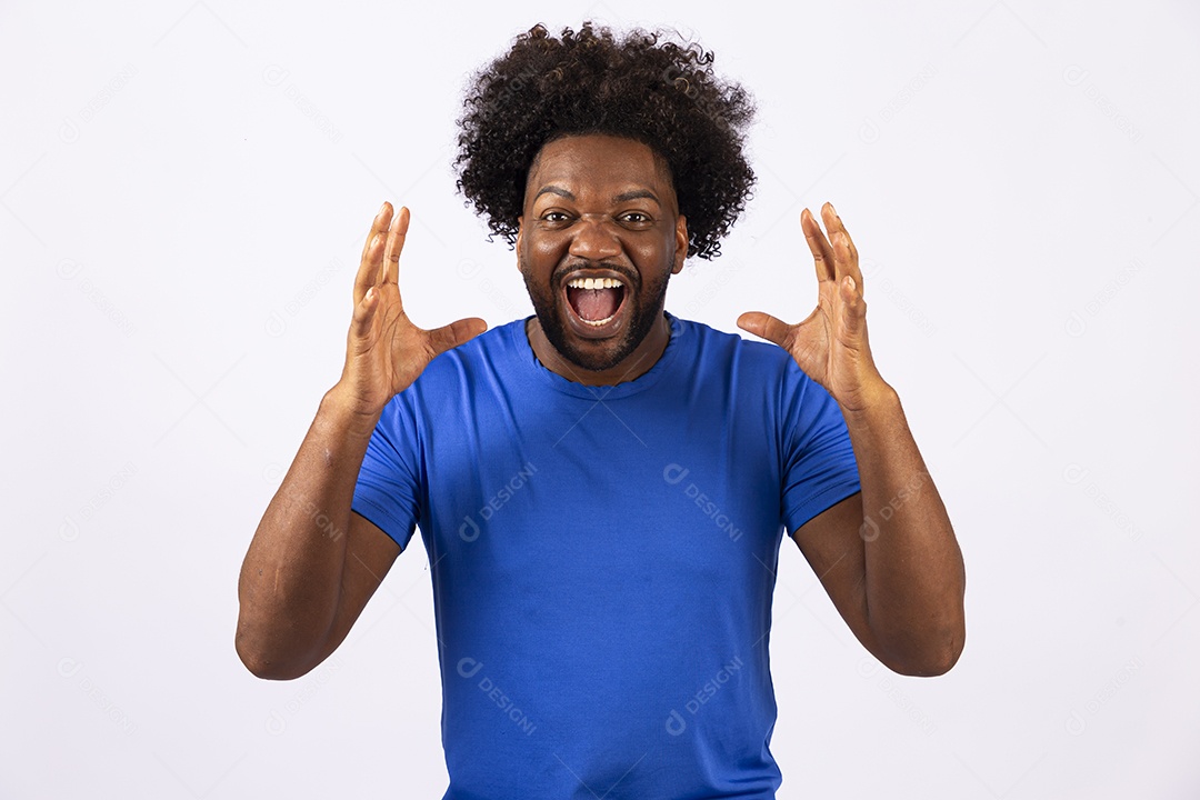 Homem negro sorridente com camiseta azul