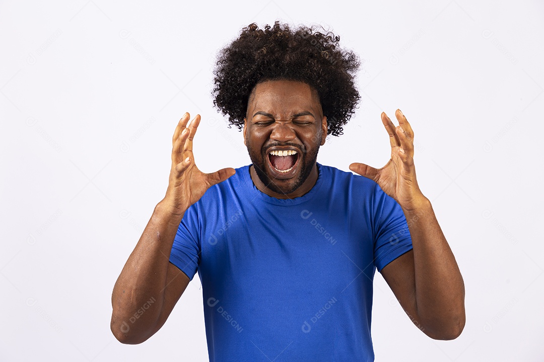 Homem negro sorridente com camiseta azul