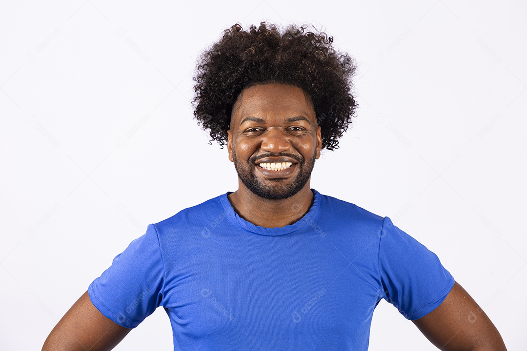 Homem negro sorridente com camiseta azul