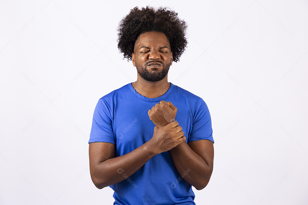 Homem negro com dor no pulso em fundo branco