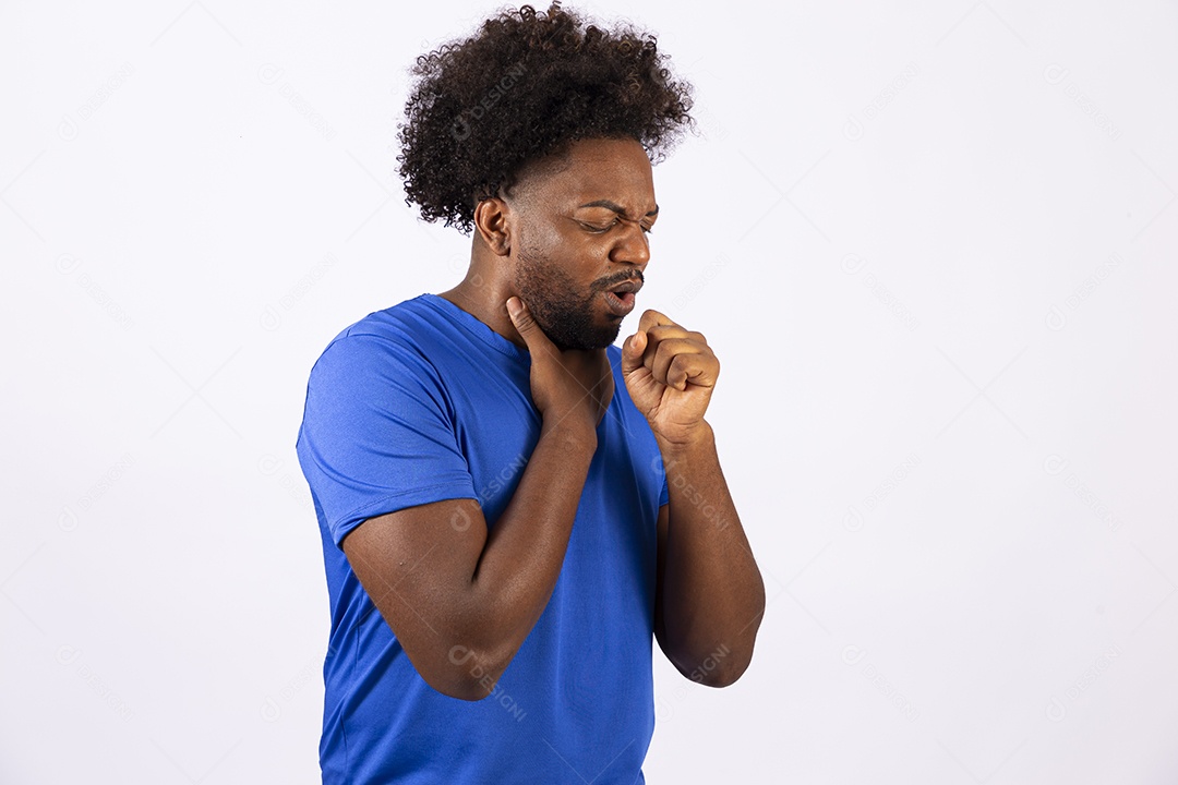 Homem negro tossindo em fundo branco