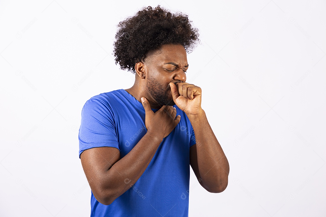 Homem negro tossindo em fundo branco
