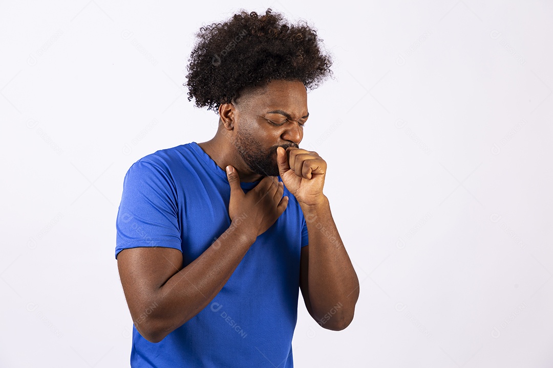 Homem negro tossindo em fundo branco
