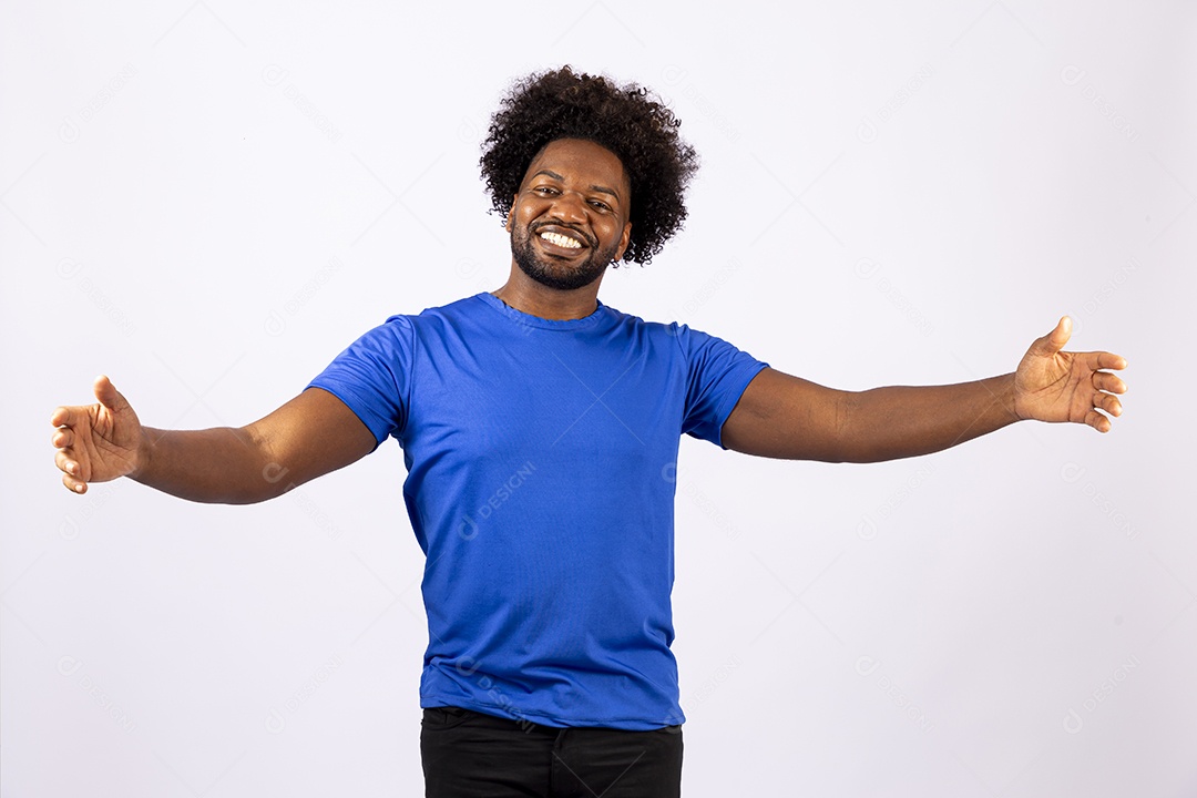 Homem negro com braços abertos em fundo branco