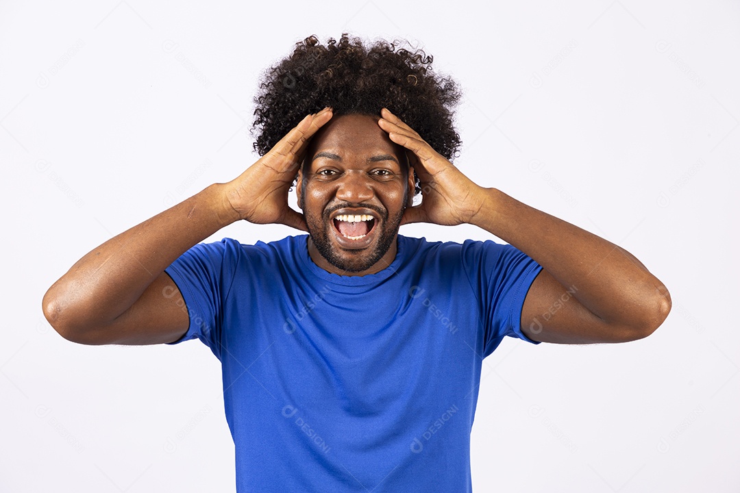 Homem negro com boca aberta em fundo branco