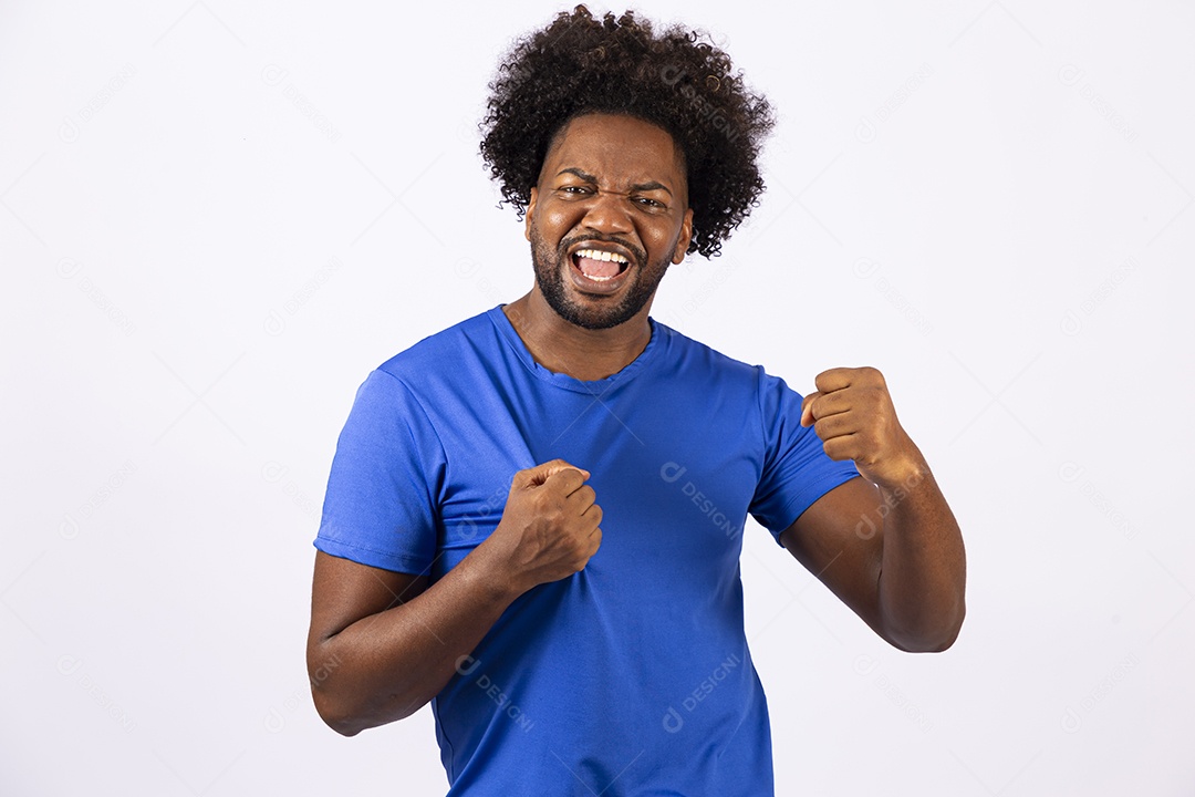 Homem negro com camiseta azul em fundo branco