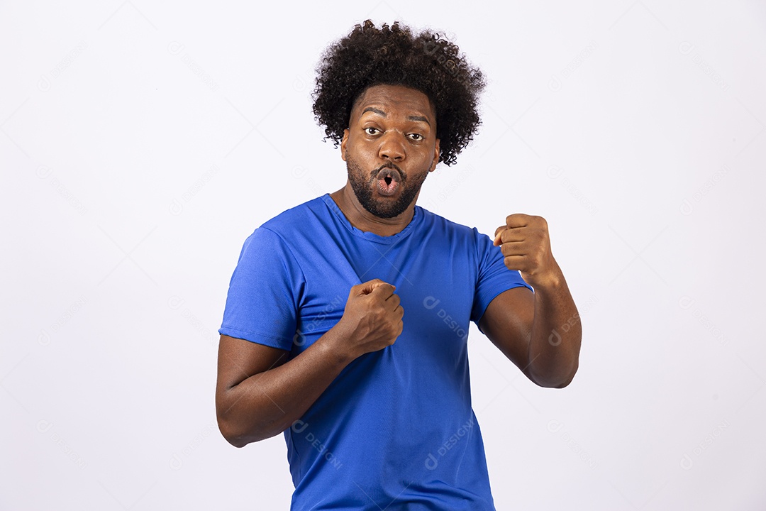 Homem negro com camiseta azul em fundo branco
