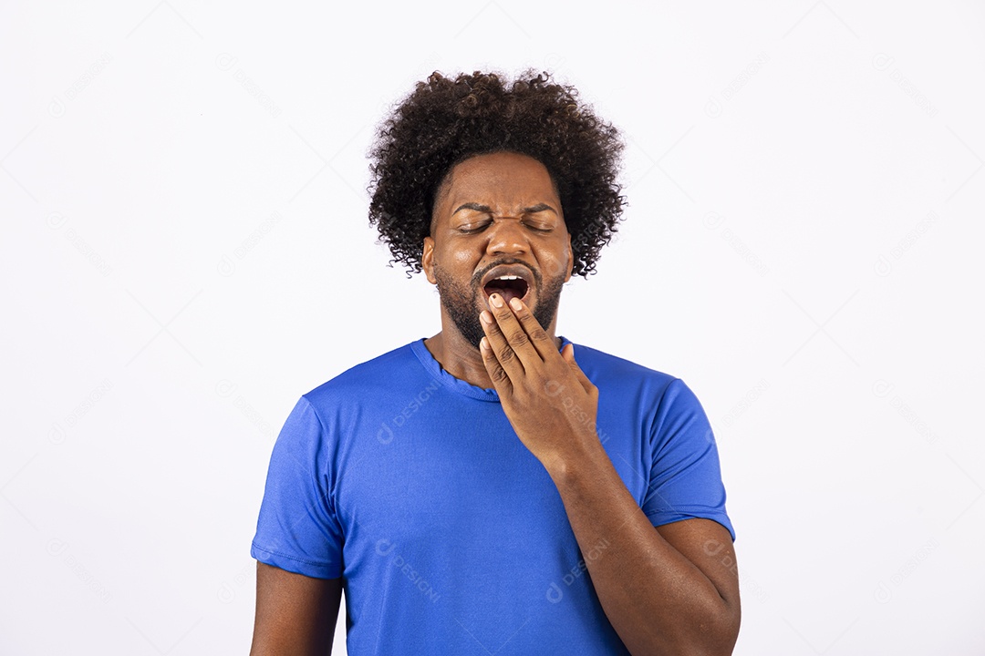 Homem negro com camiseta azul em fundo branco