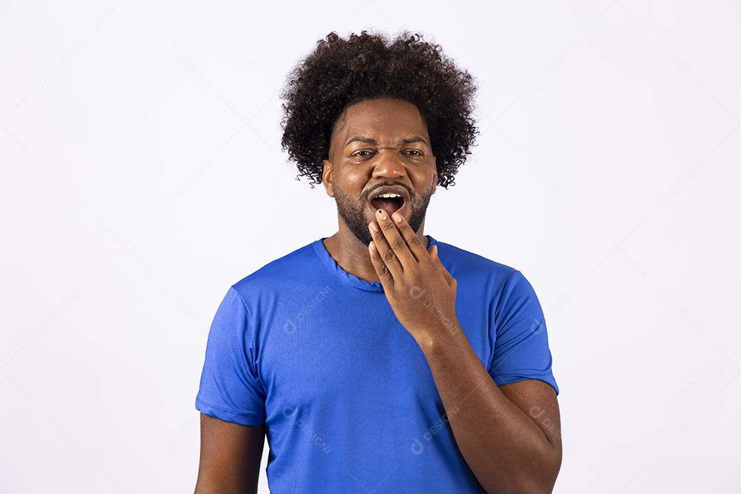 Homem negro com camiseta azul em fundo branco