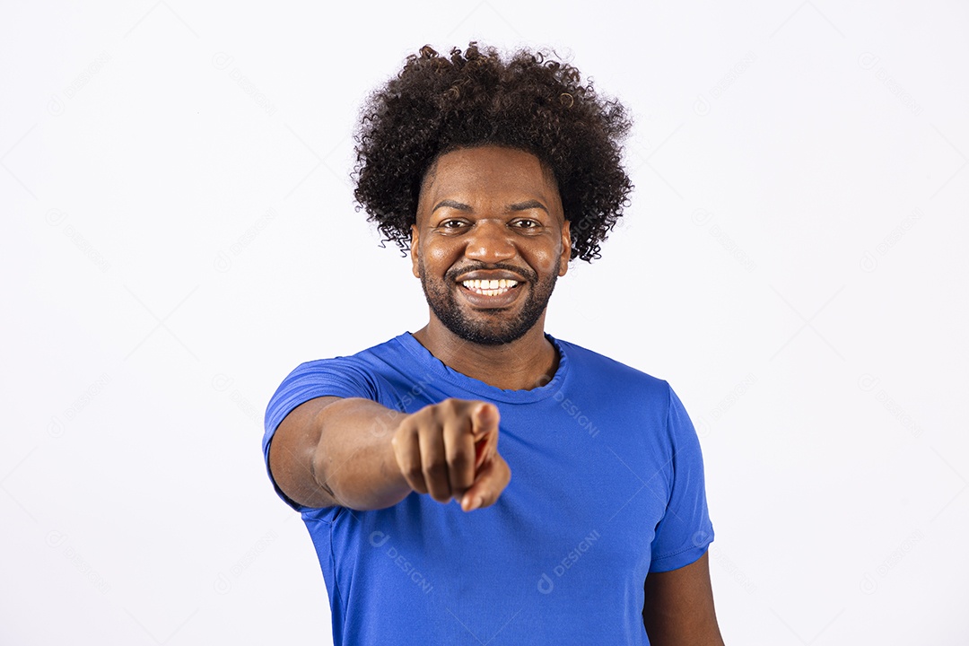 Homem negro com camiseta azul em fundo branco